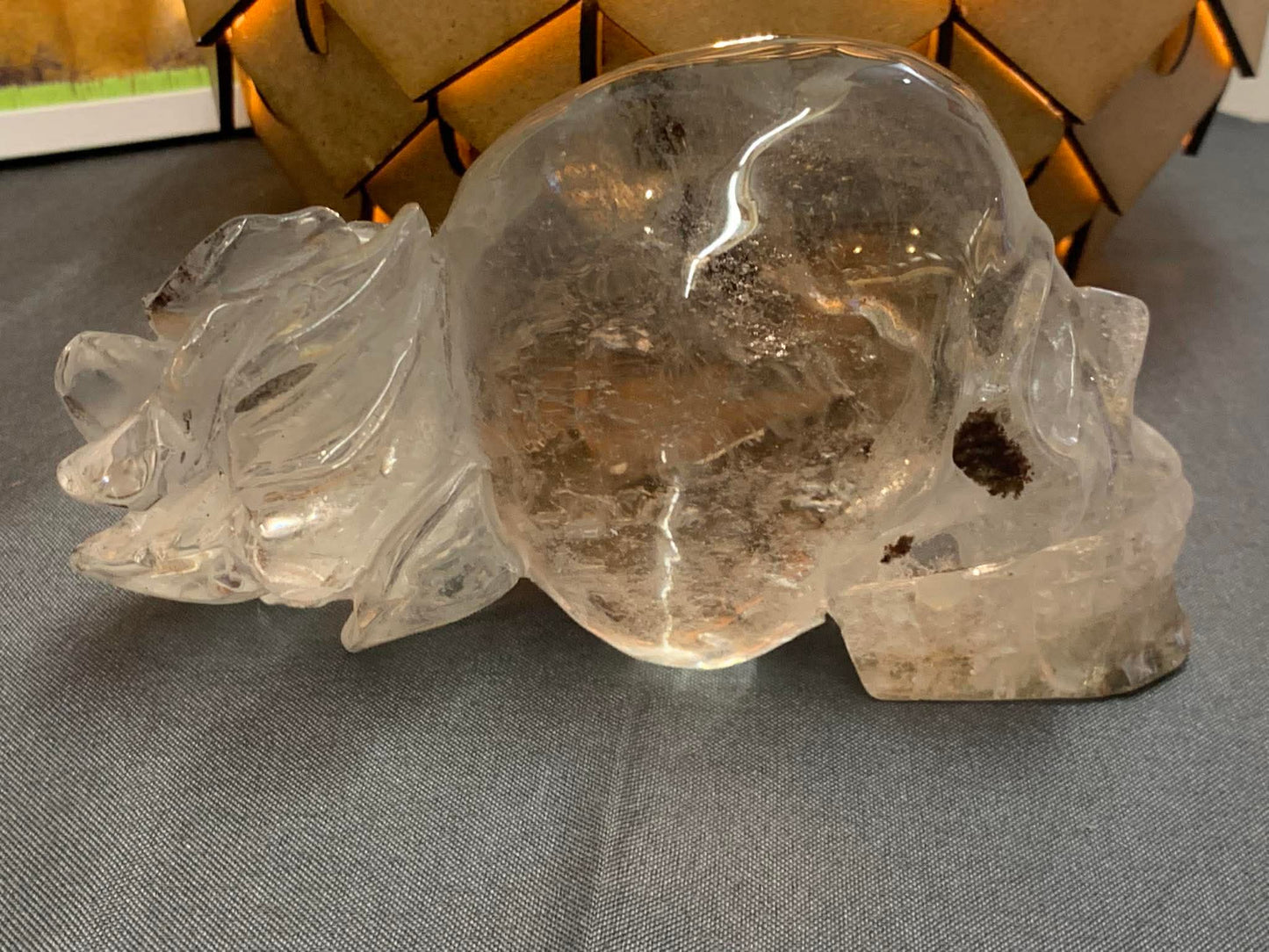 Crâne de cristal et sa rose en lodolite ou quartz chaman