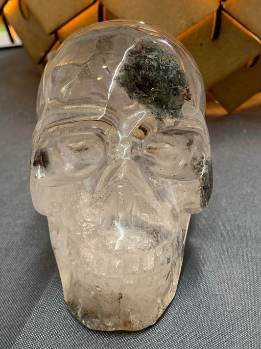 Crâne de cristal et sa rose en lodolite ou quartz chaman