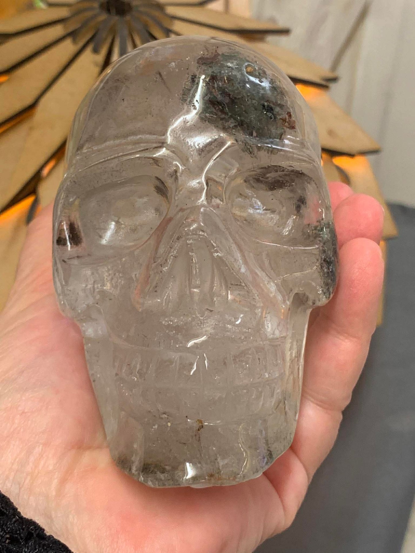 Crâne de cristal et sa rose en lodolite ou quartz chaman