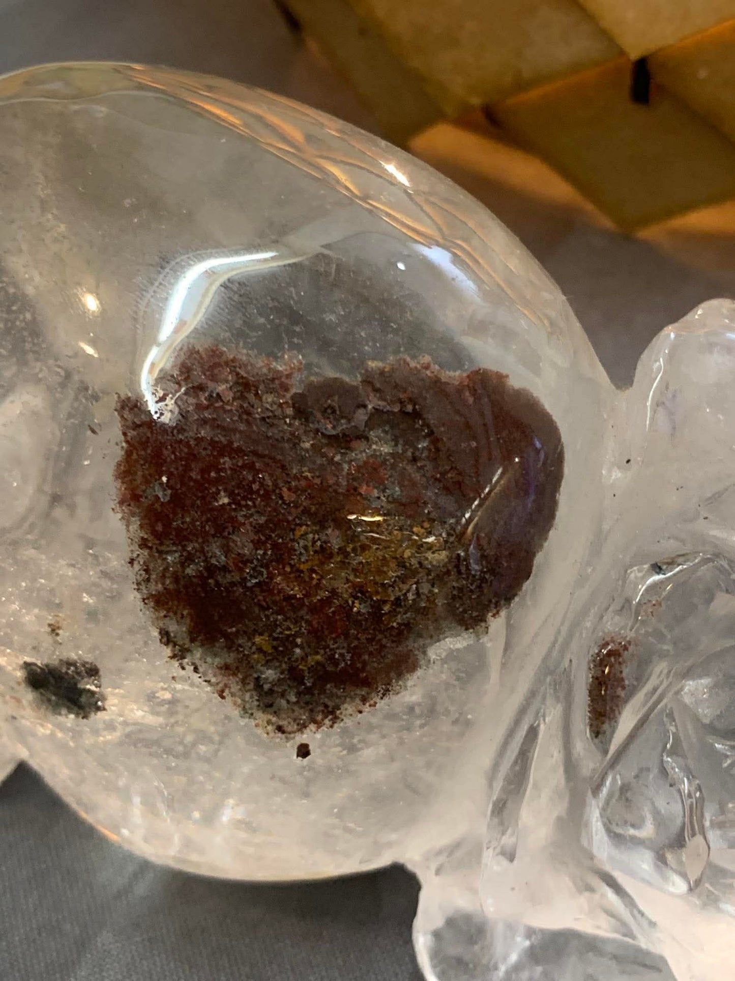 Crâne de cristal et sa rose en lodolite ou quartz chaman