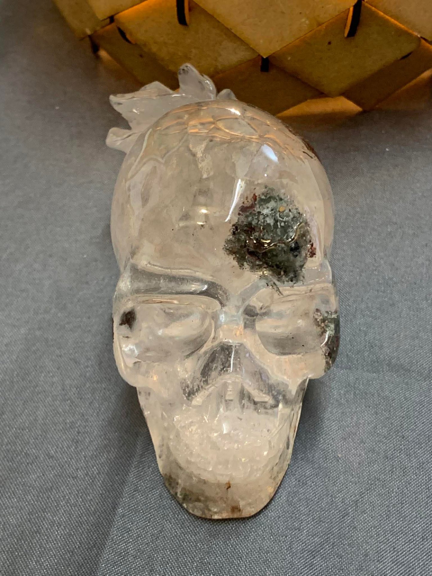 Crâne de cristal et sa rose en lodolite ou quartz chaman