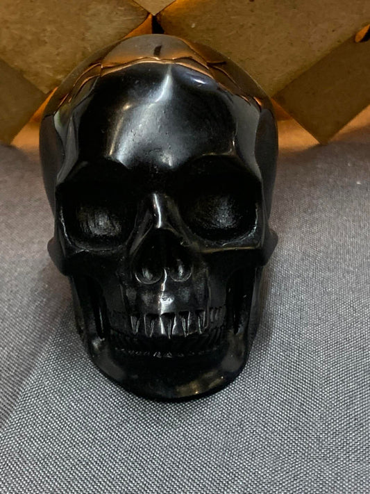 Crâne de cristal en obsidienne noire