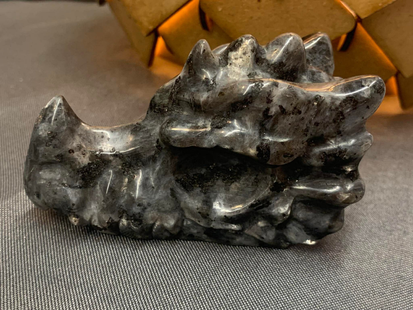 Crâne de dragon en larvikite