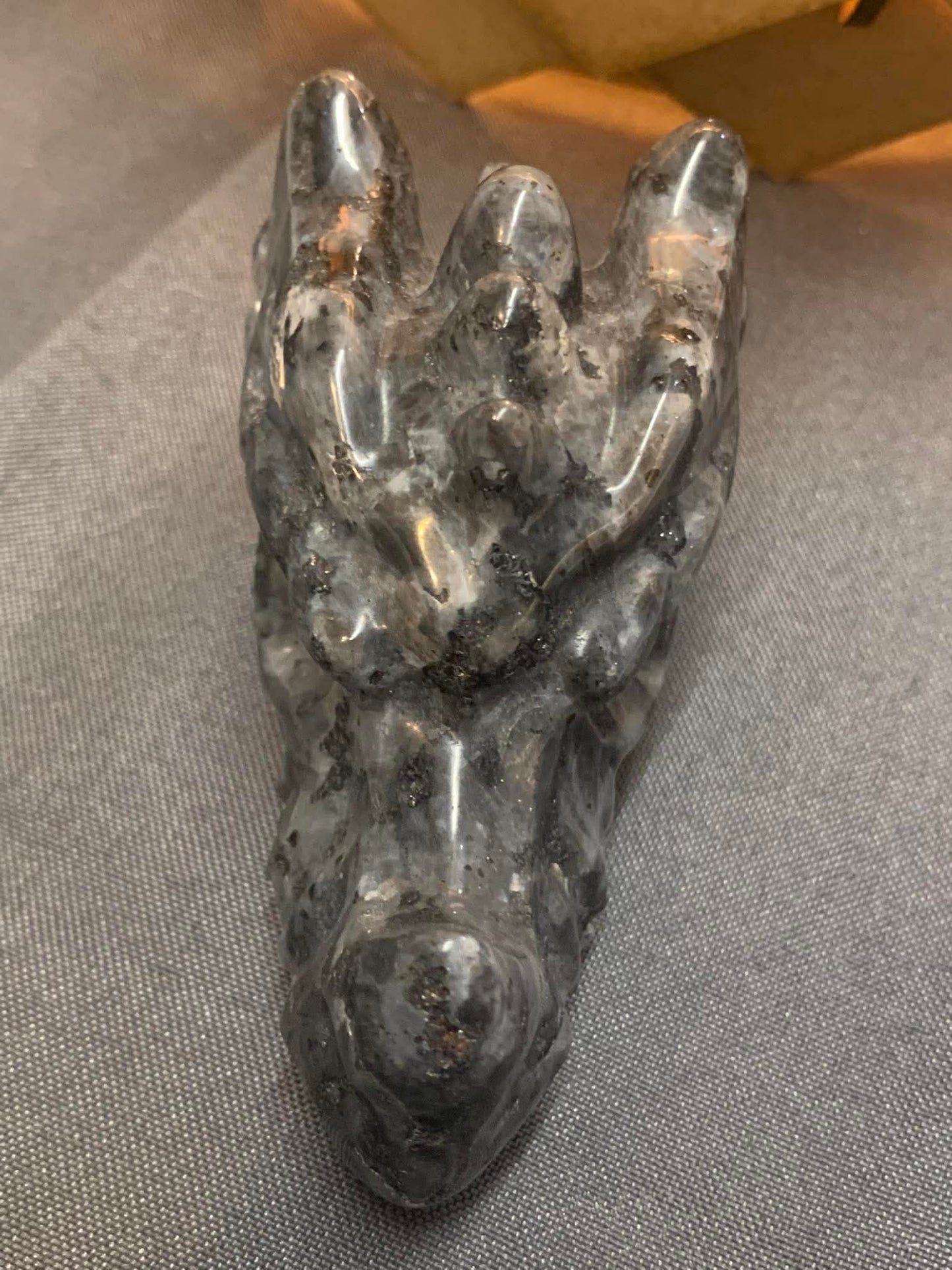 Crâne de dragon en larvikite