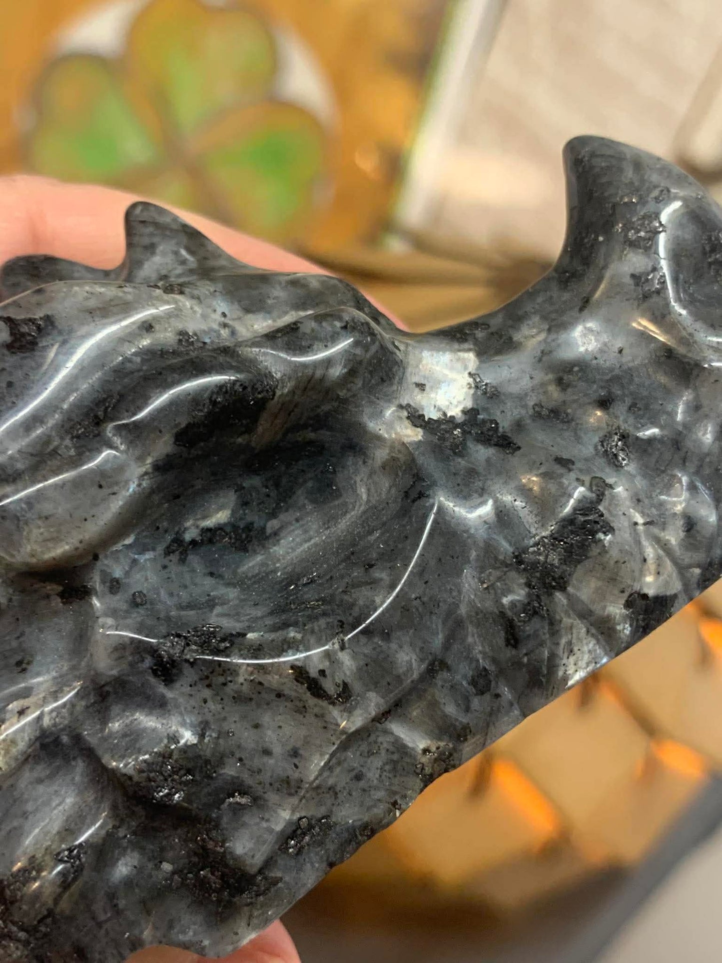 Crâne de dragon en larvikite
