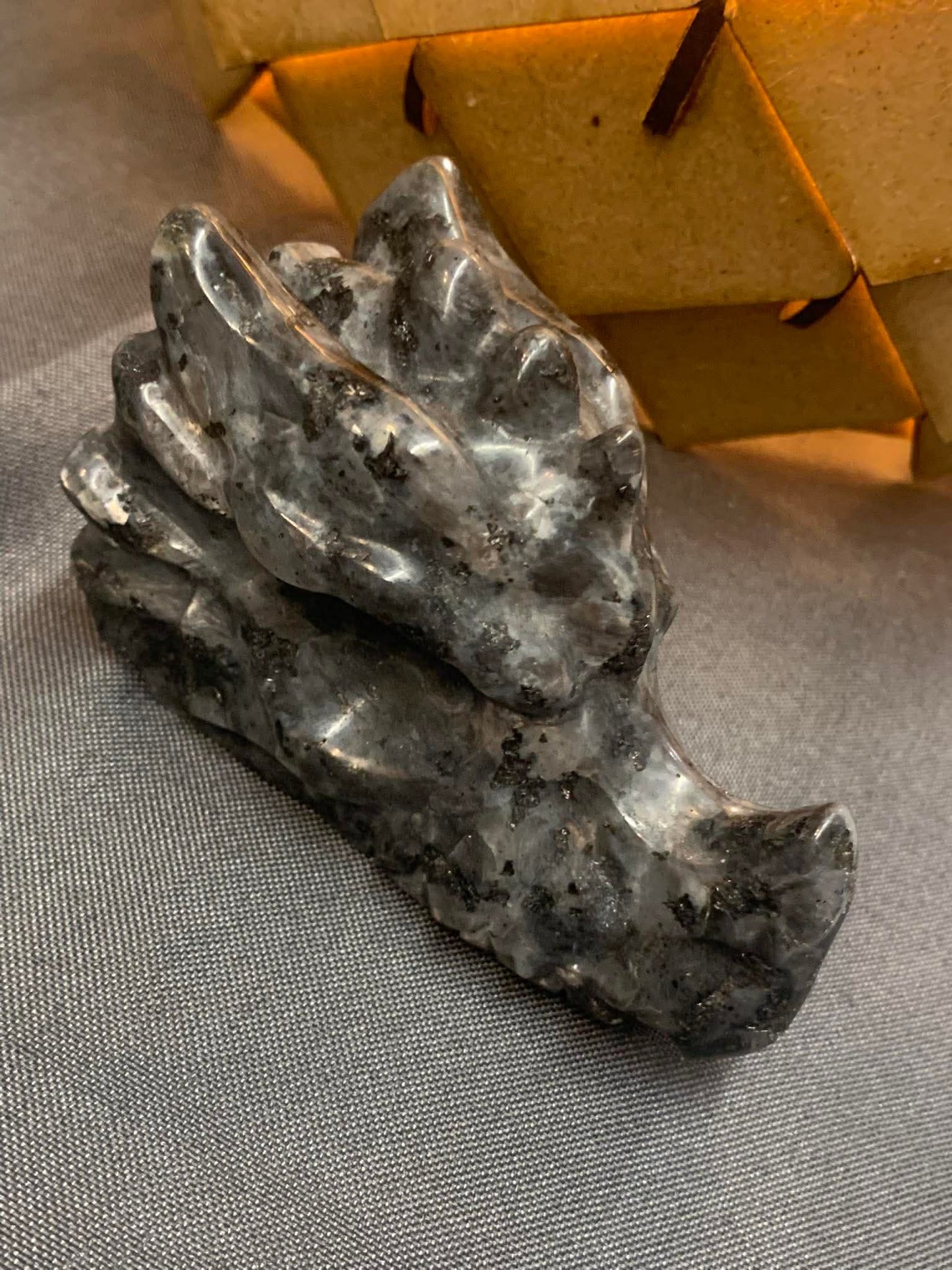 Crâne de dragon en larvikite