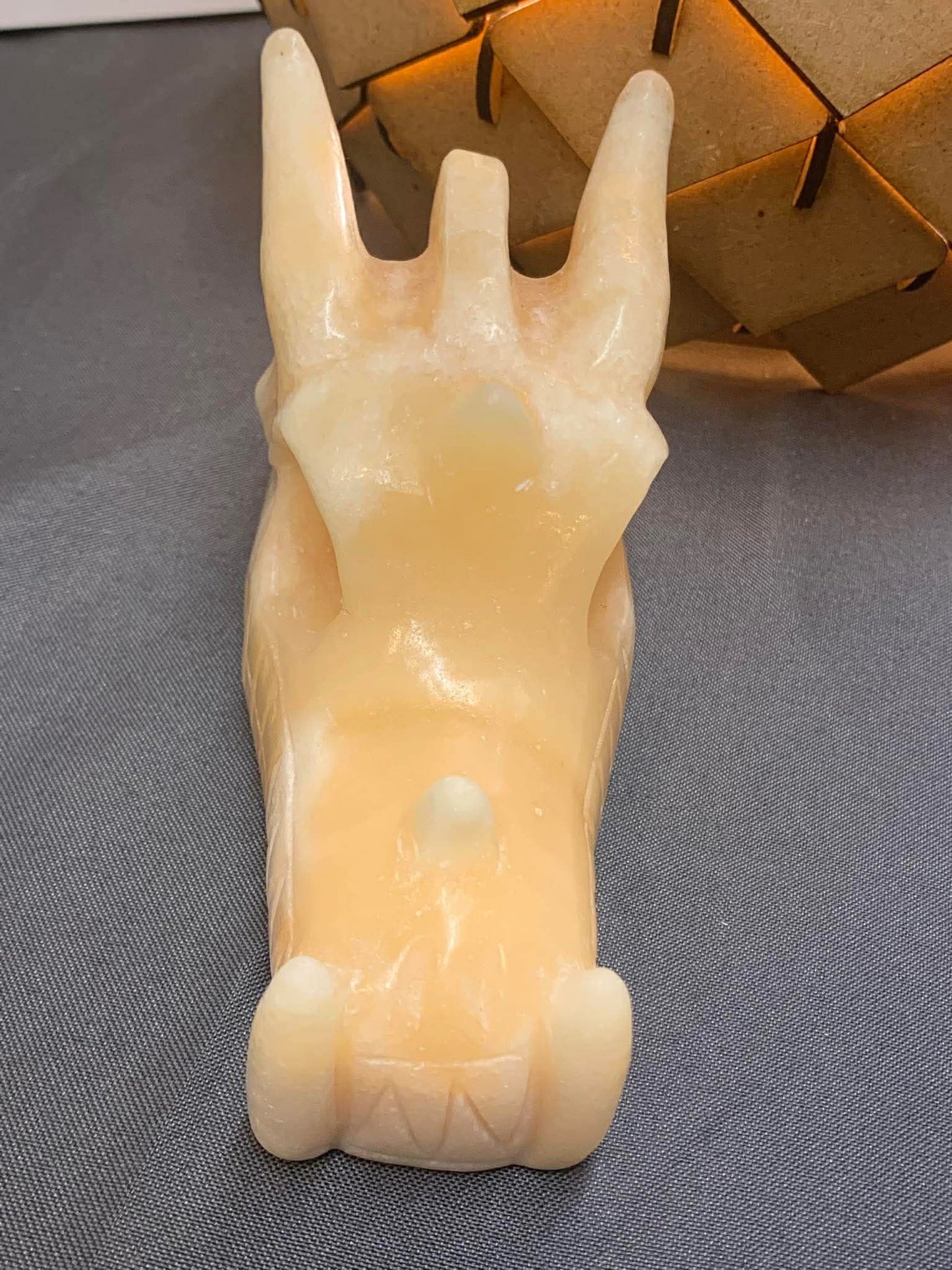Crâne de dragon en calcite orange
