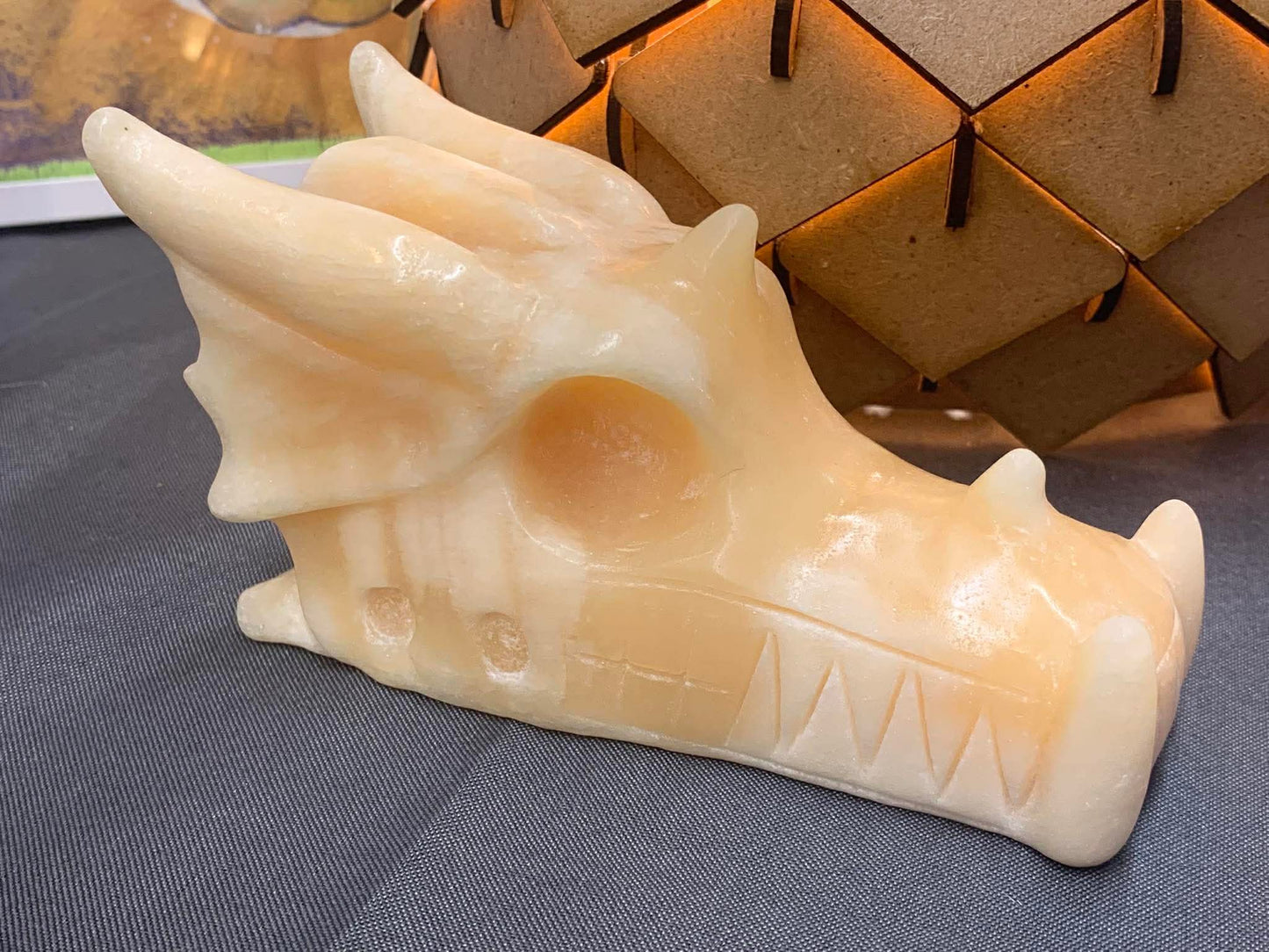 Crâne de dragon en calcite orange