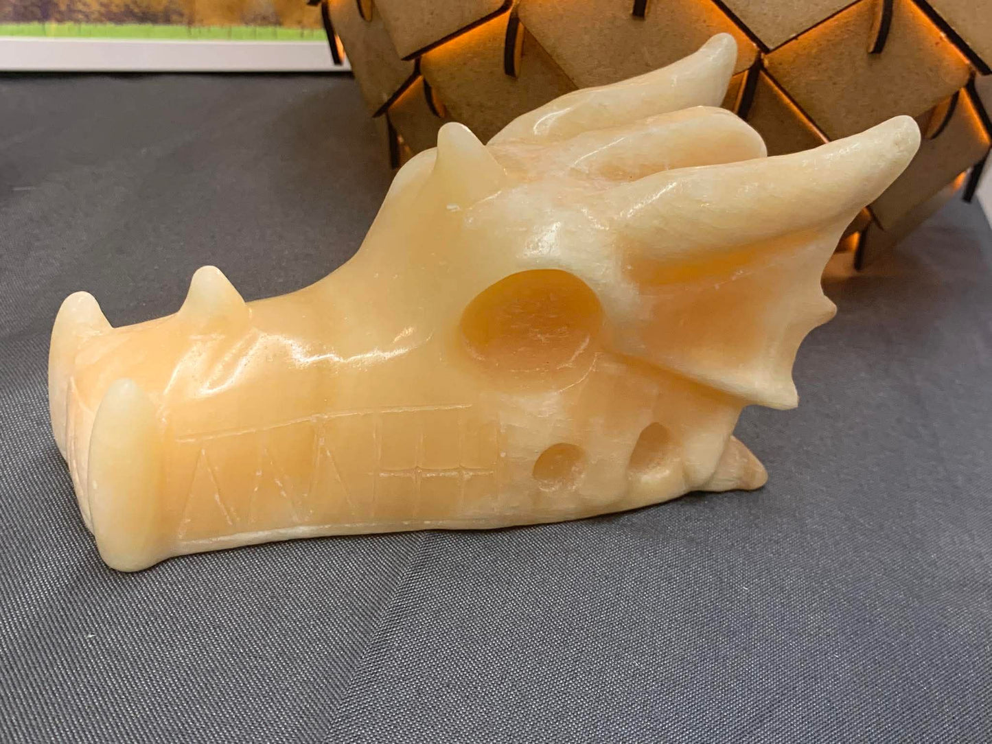 Crâne de dragon en calcite orange