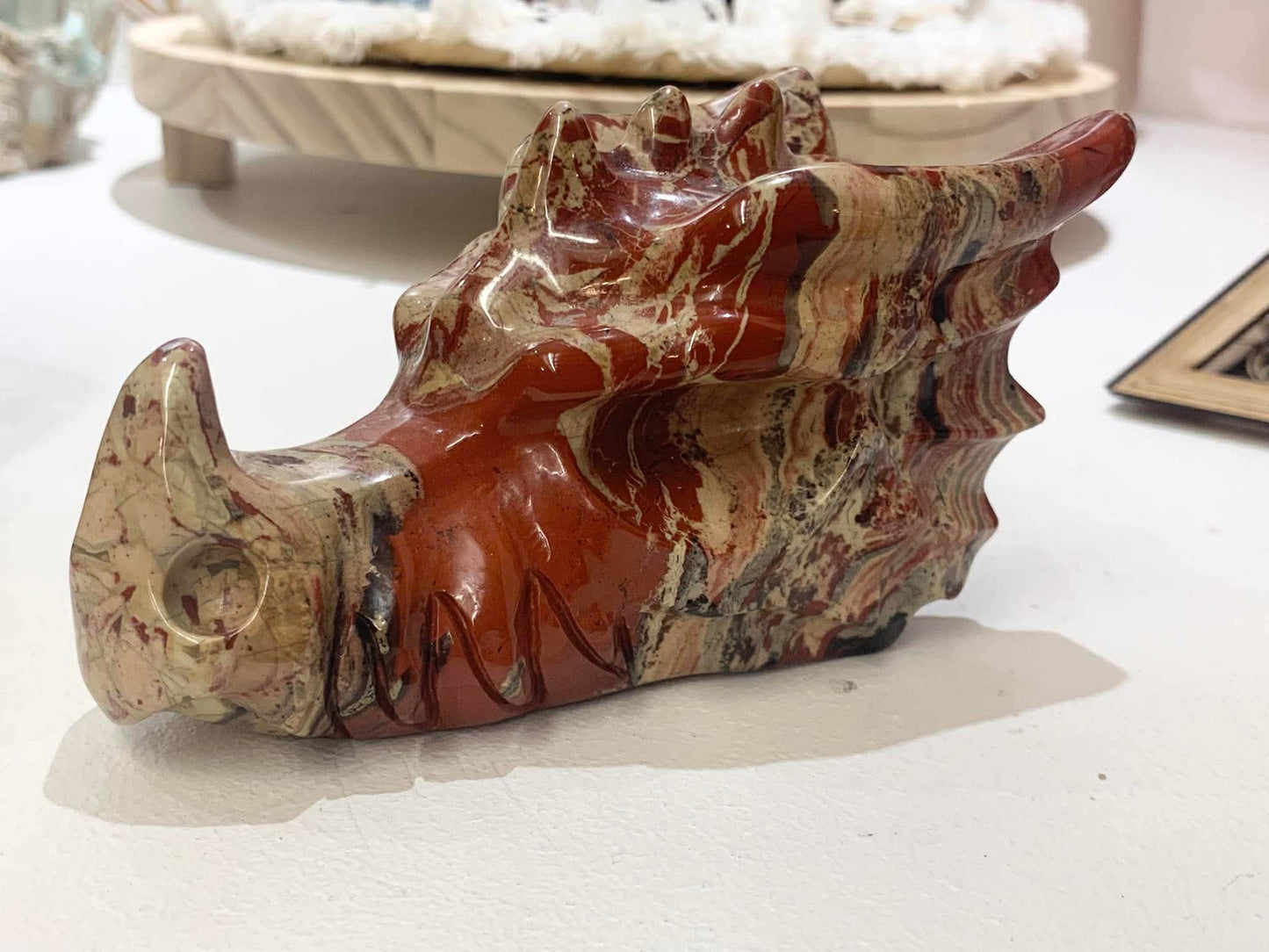 Crâne de dragon en jaspe rouge