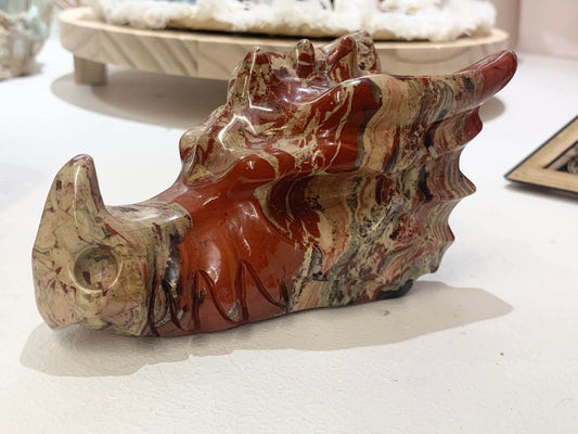 Crâne de dragon en jaspe rouge