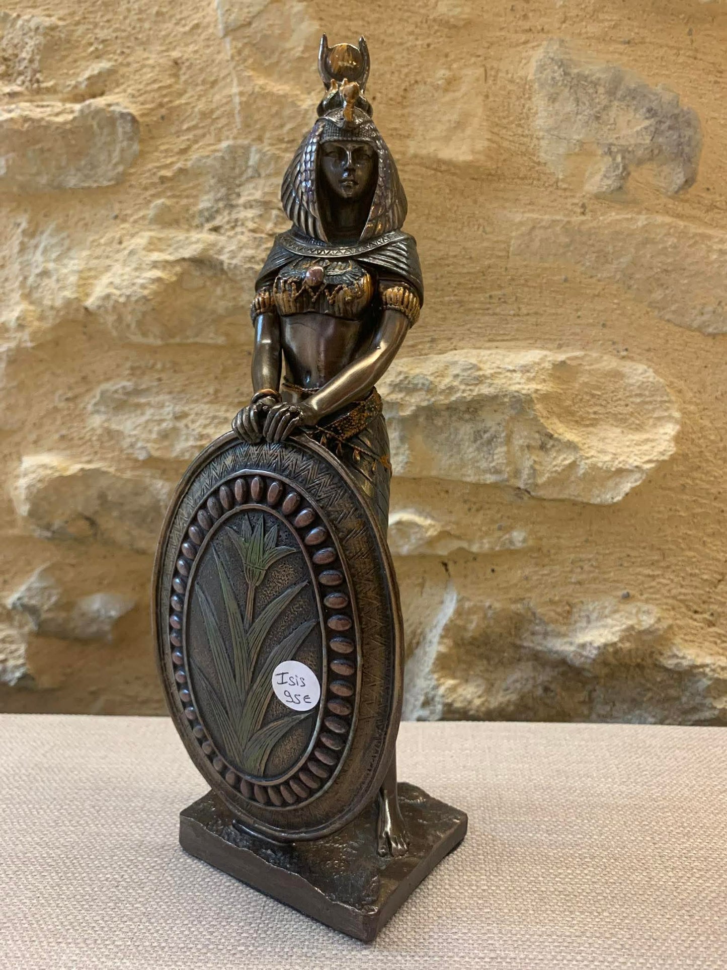 Statue de la déesse Isis