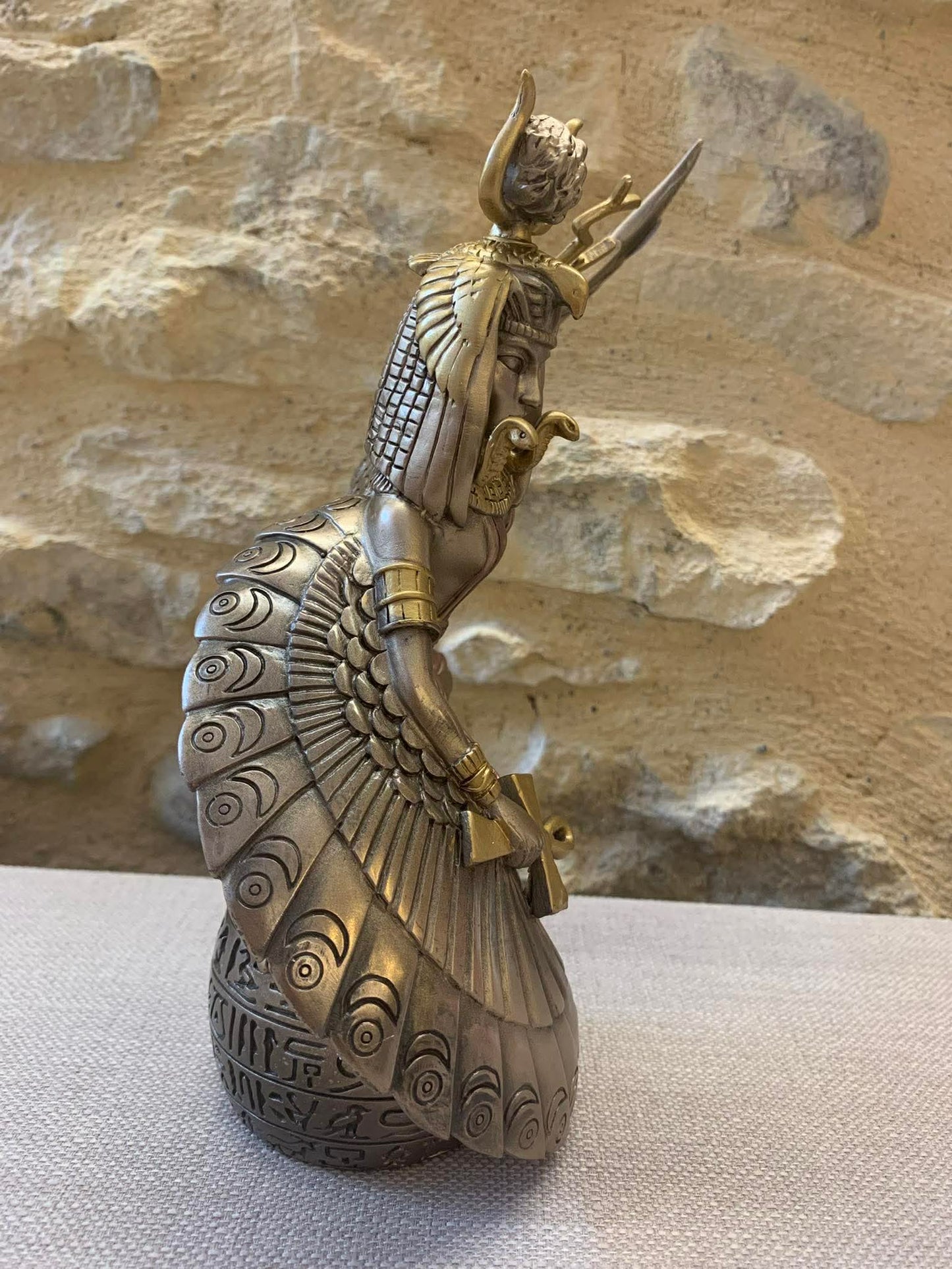Statue de la déesse Isis