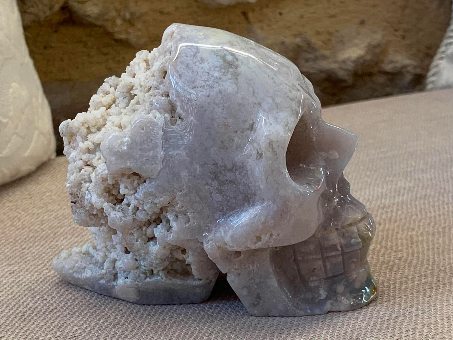 Crâne d’agate bleue naturelle (calcédoine) avec géode drusique