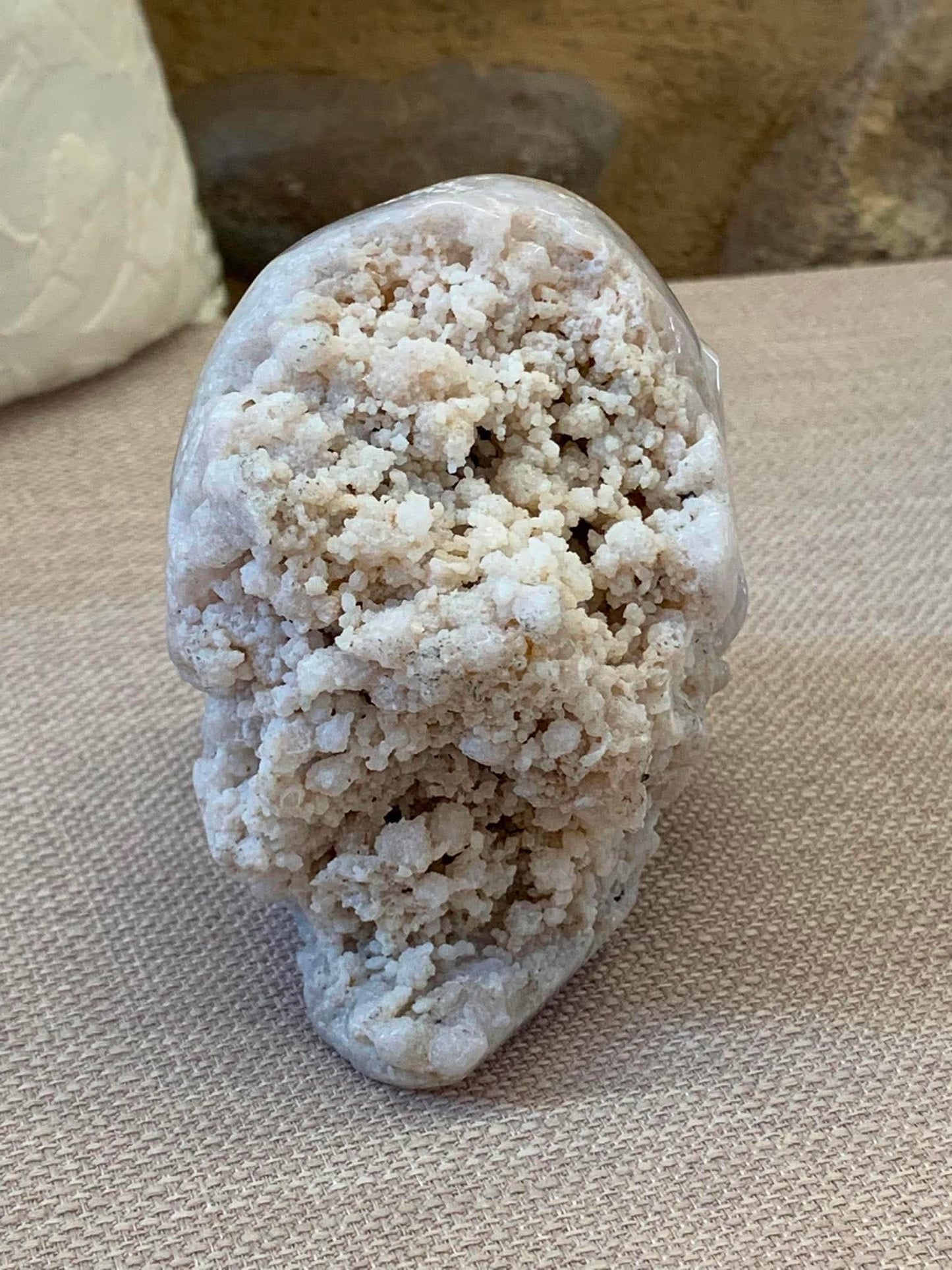 Crâne d’agate bleue naturelle (calcédoine) avec géode drusique