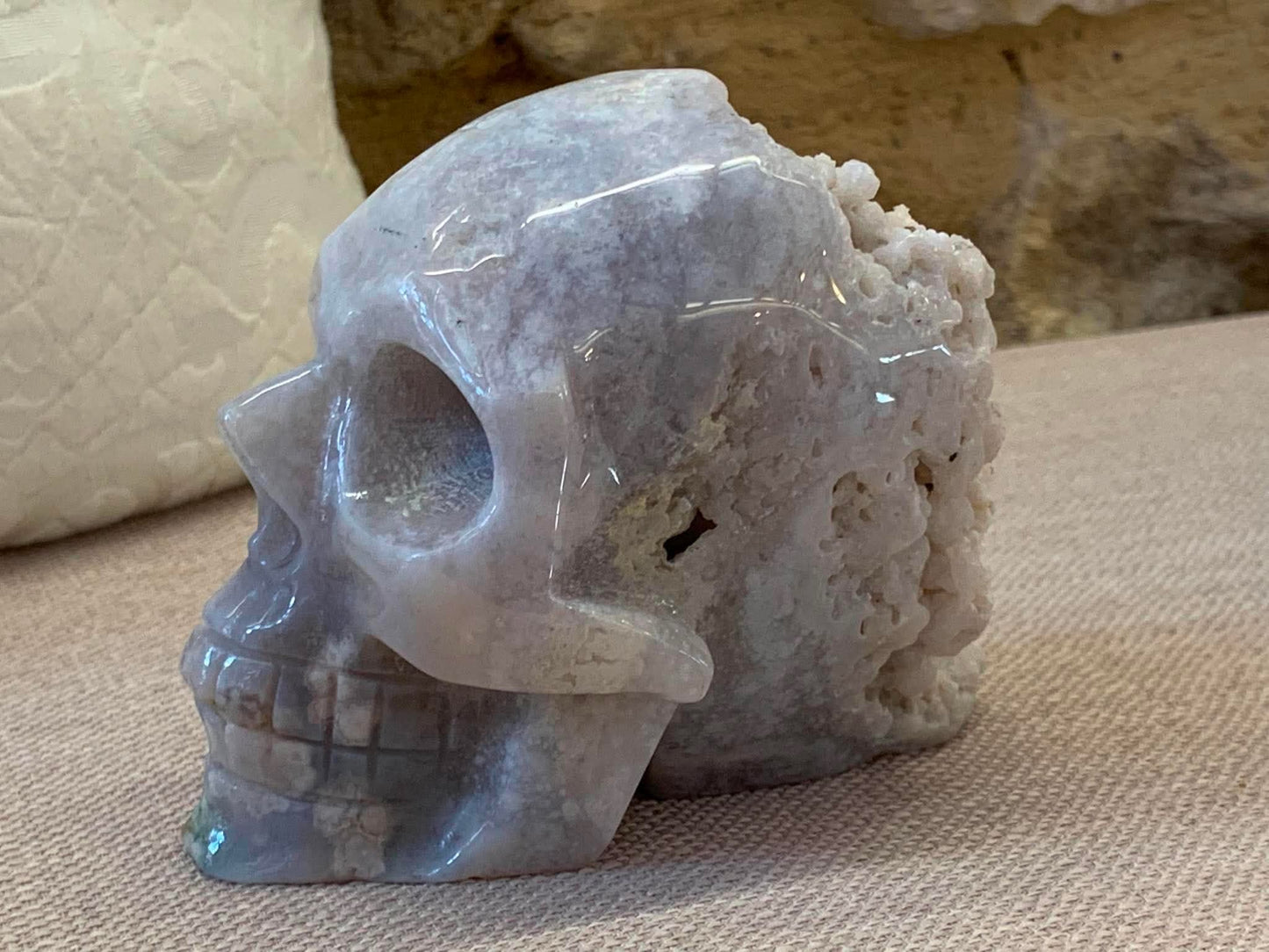 Crâne d’agate bleue naturelle (calcédoine) avec géode drusique