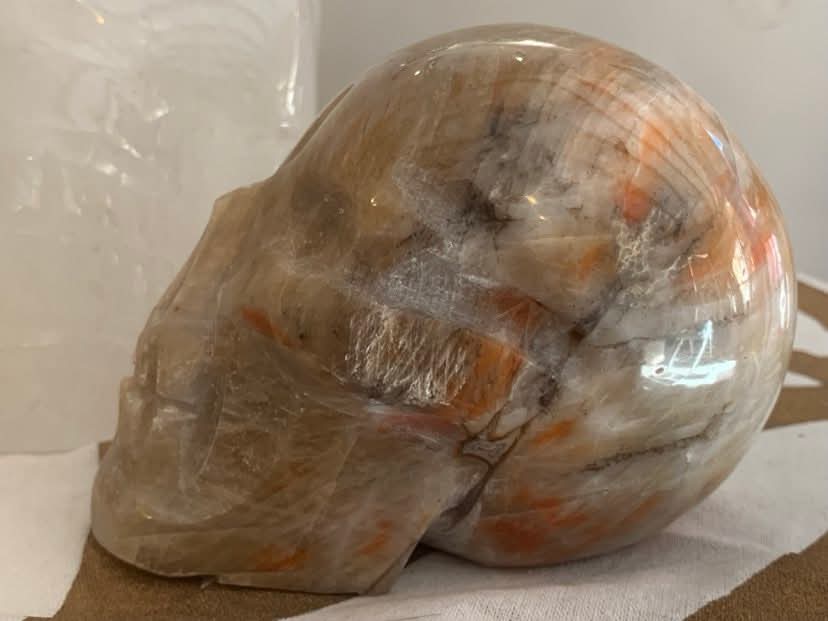 Crâne de cristal en calcite satin