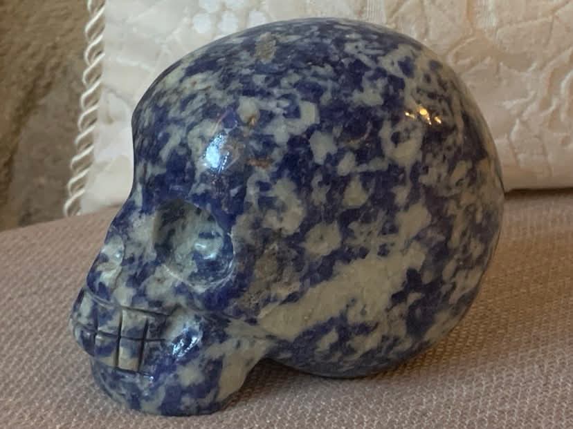 Crâne de cristal en sodalite