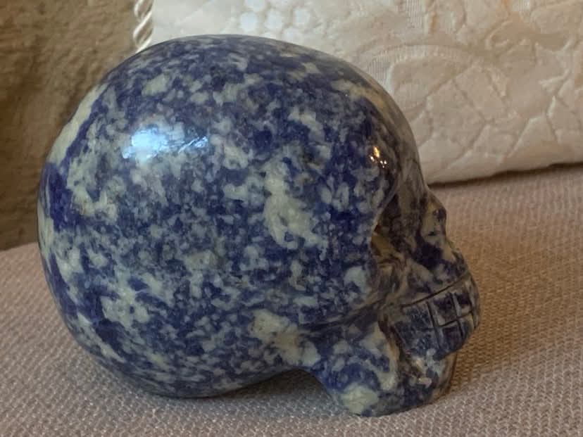 Crâne de cristal en sodalite