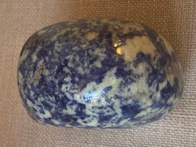 Crâne de cristal en sodalite