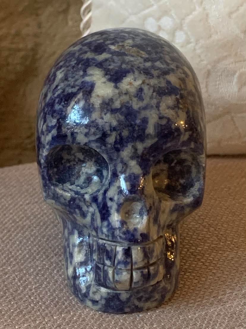 Crâne de cristal en sodalite