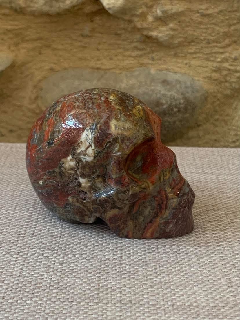 Crâne en jaspe bréchite rouge