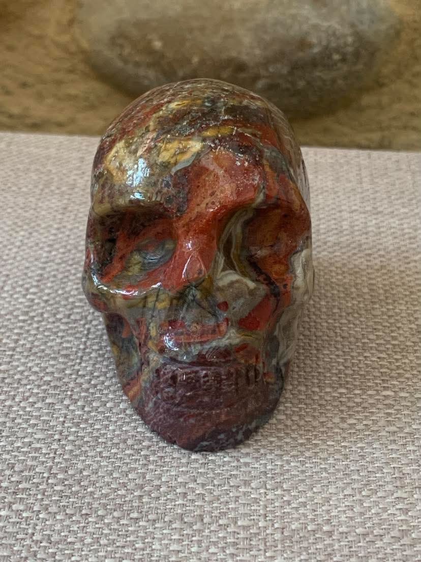 Crâne en jaspe bréchite rouge