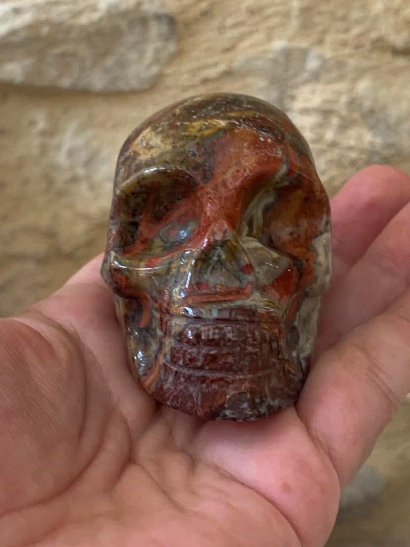 Crâne en jaspe bréchite rouge