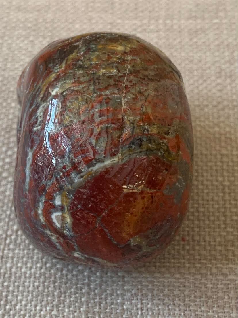 Crâne en jaspe bréchite rouge