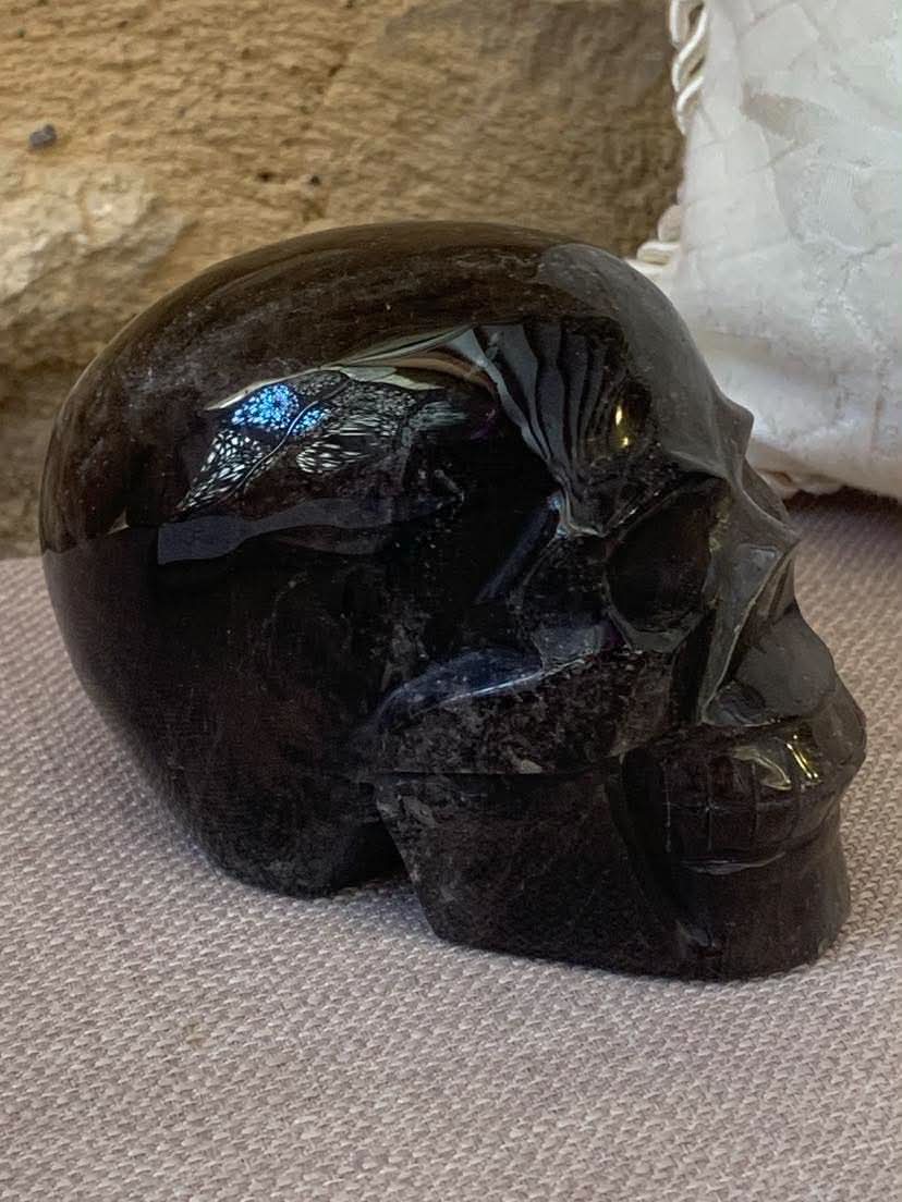 Crâne de cristal en quartz fumé