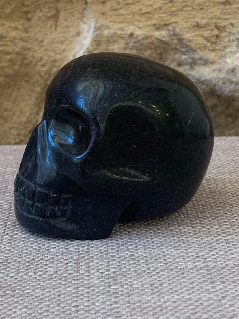 Crâne de cristal en obsidienne noire