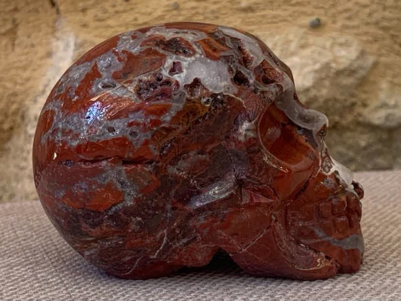 Crâne de cristal en jaspe bréchique