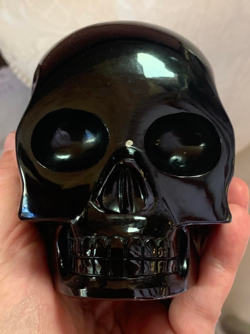 Crâne de cristal en obsidienne noire