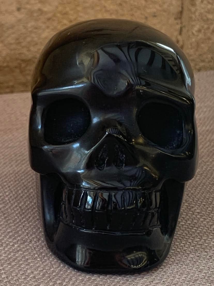 Crâne de cristal en obsidienne noire