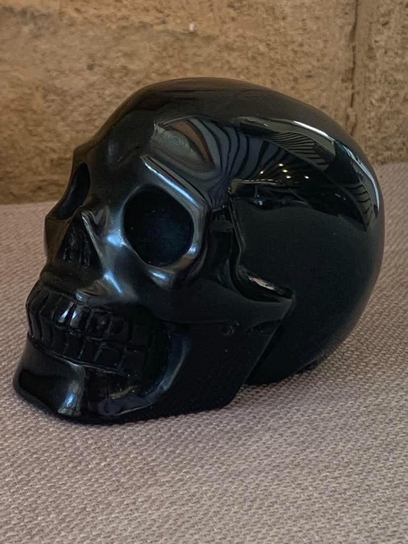 Crâne de cristal en obsidienne noire