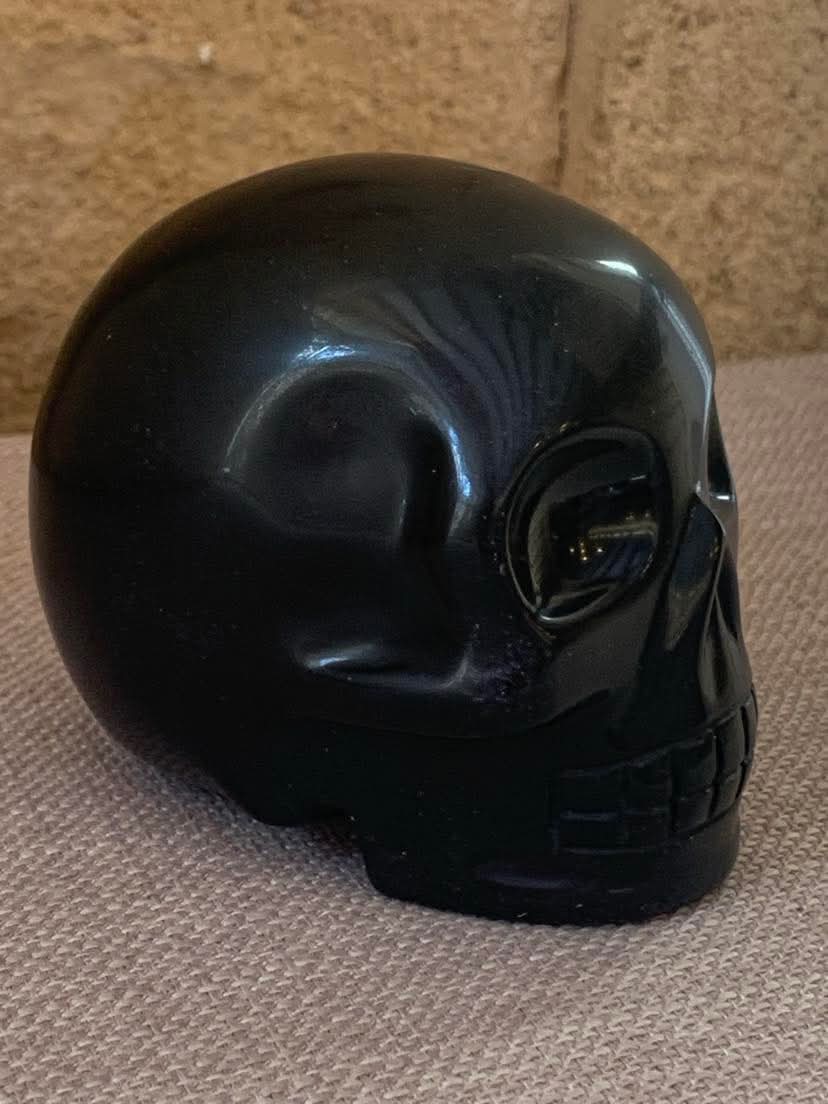 Crâne de cristal en obsidienne noire