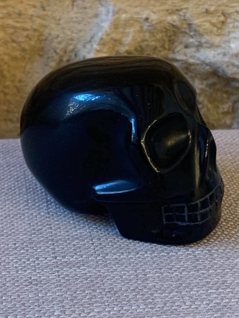 Crâne de cristal en obsidienne noire