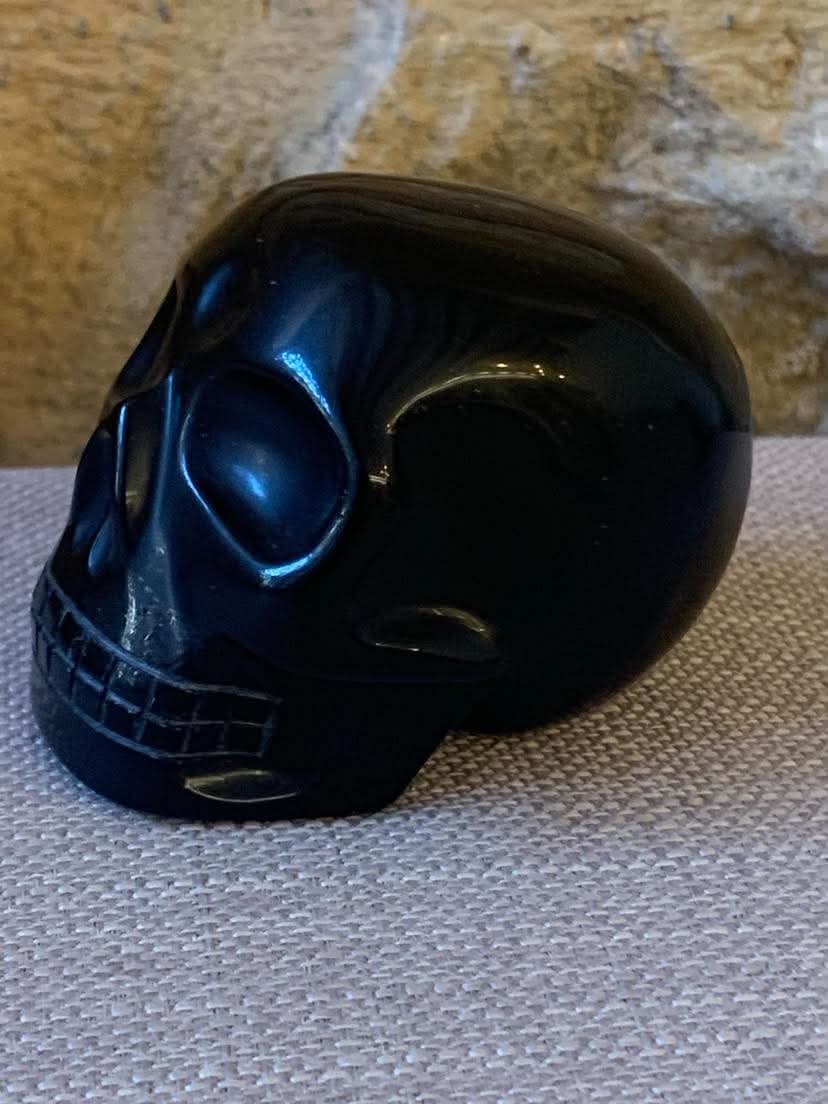 Crâne de cristal en obsidienne noire