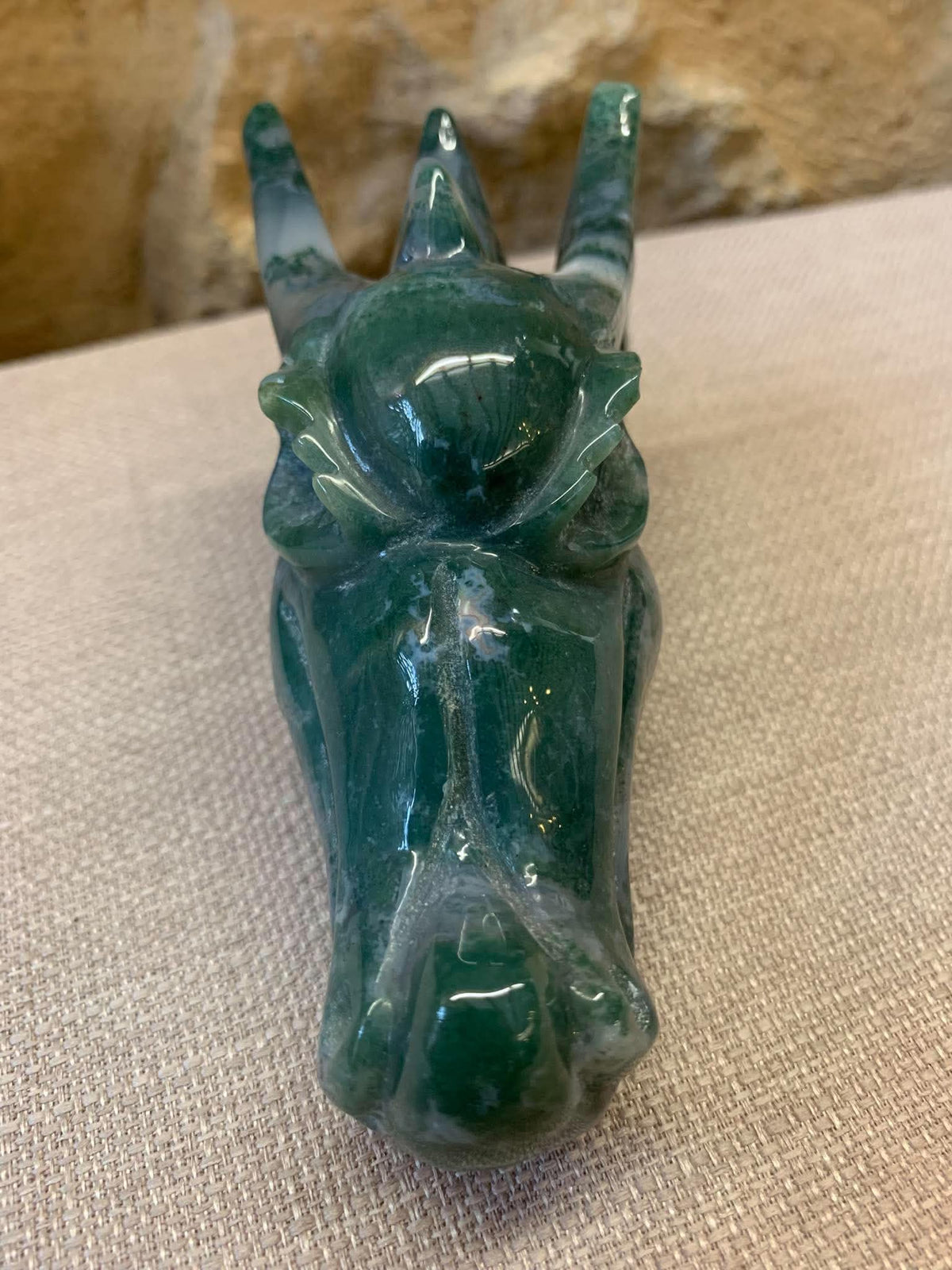 Crâne de dragon en agate mousse
