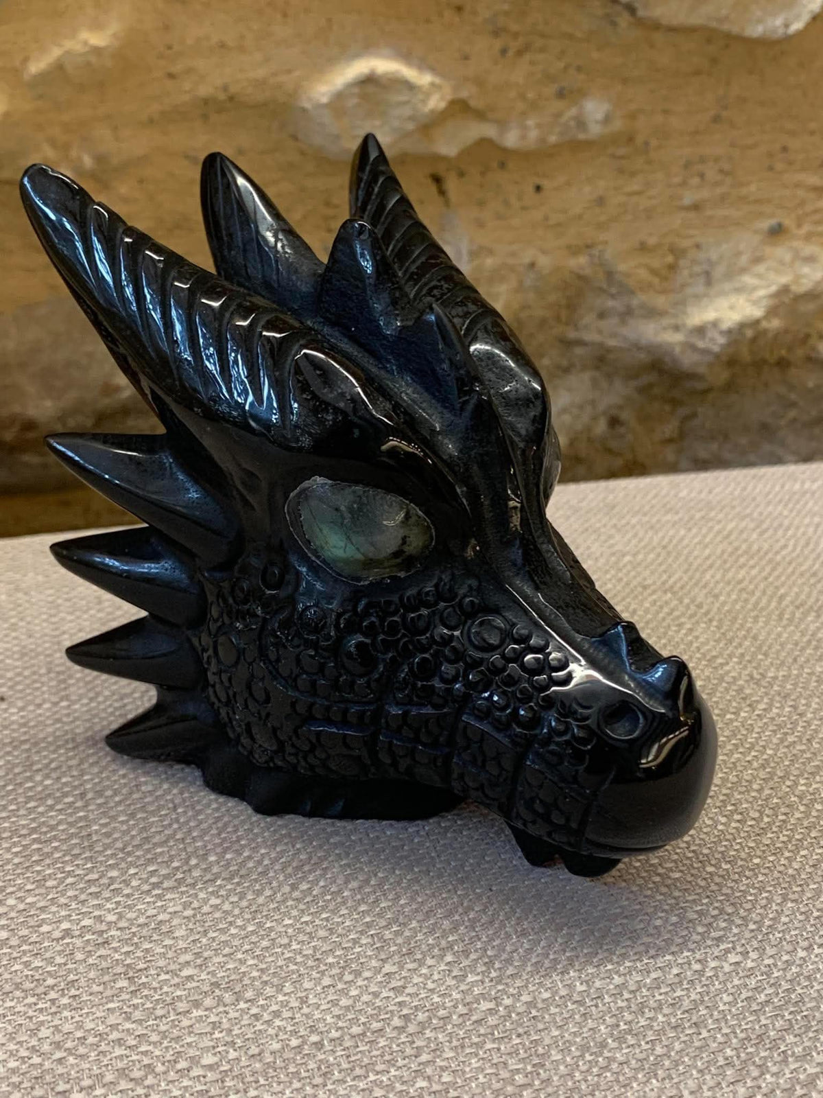 Crâne de dragon en obsidienne et labradorite