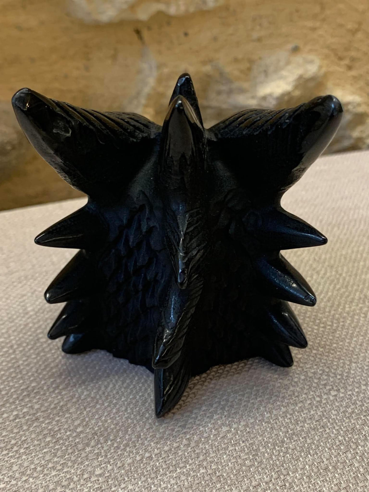 Crâne de dragon en obsidienne et labradorite