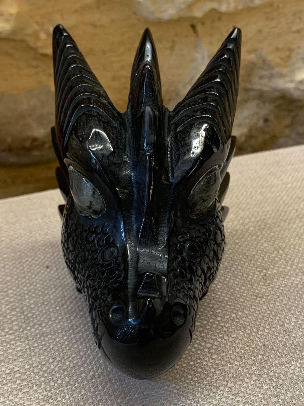 Crâne de dragon en obsidienne et labradorite