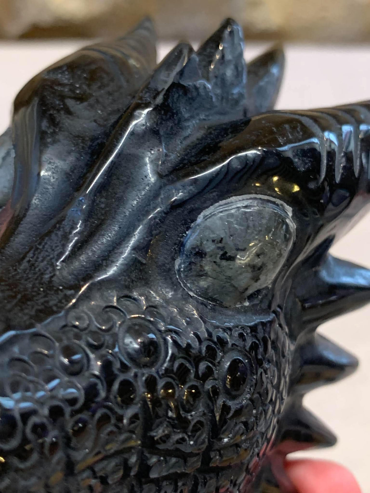 Crâne de dragon en obsidienne et labradorite