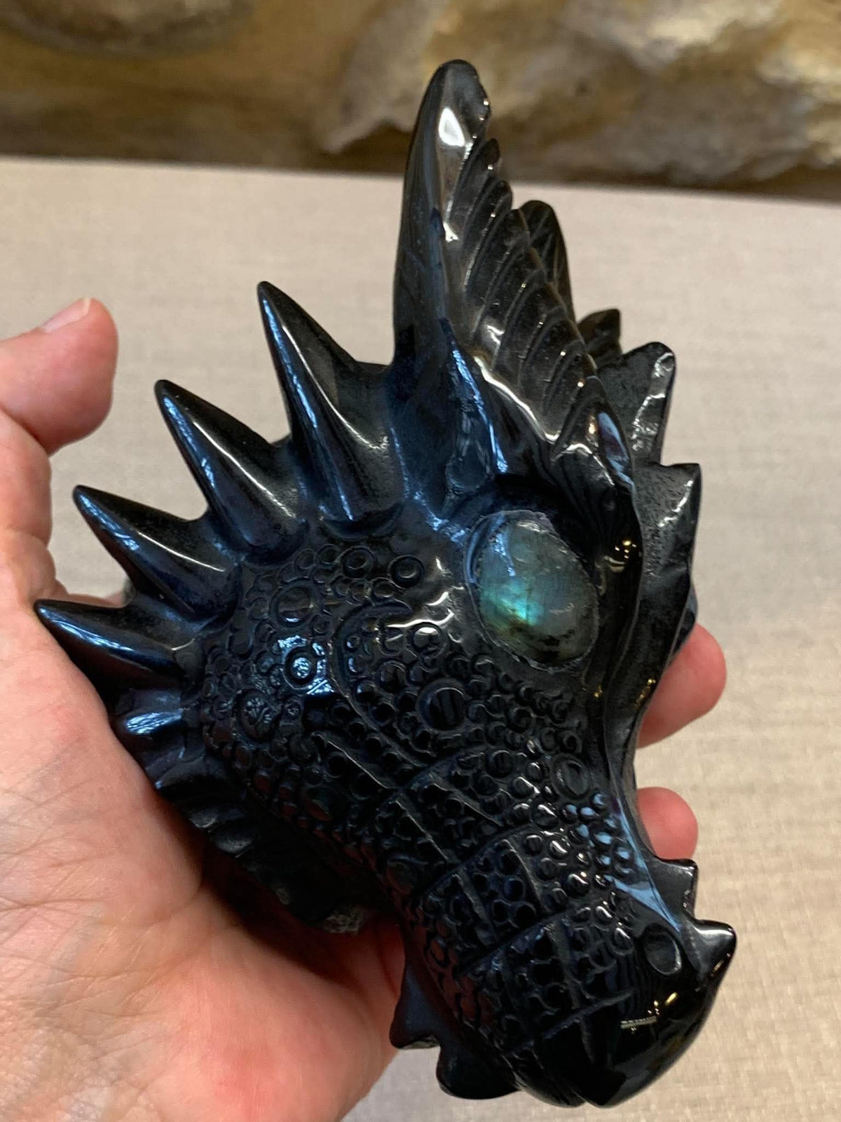 Crâne de dragon en obsidienne et labradorite