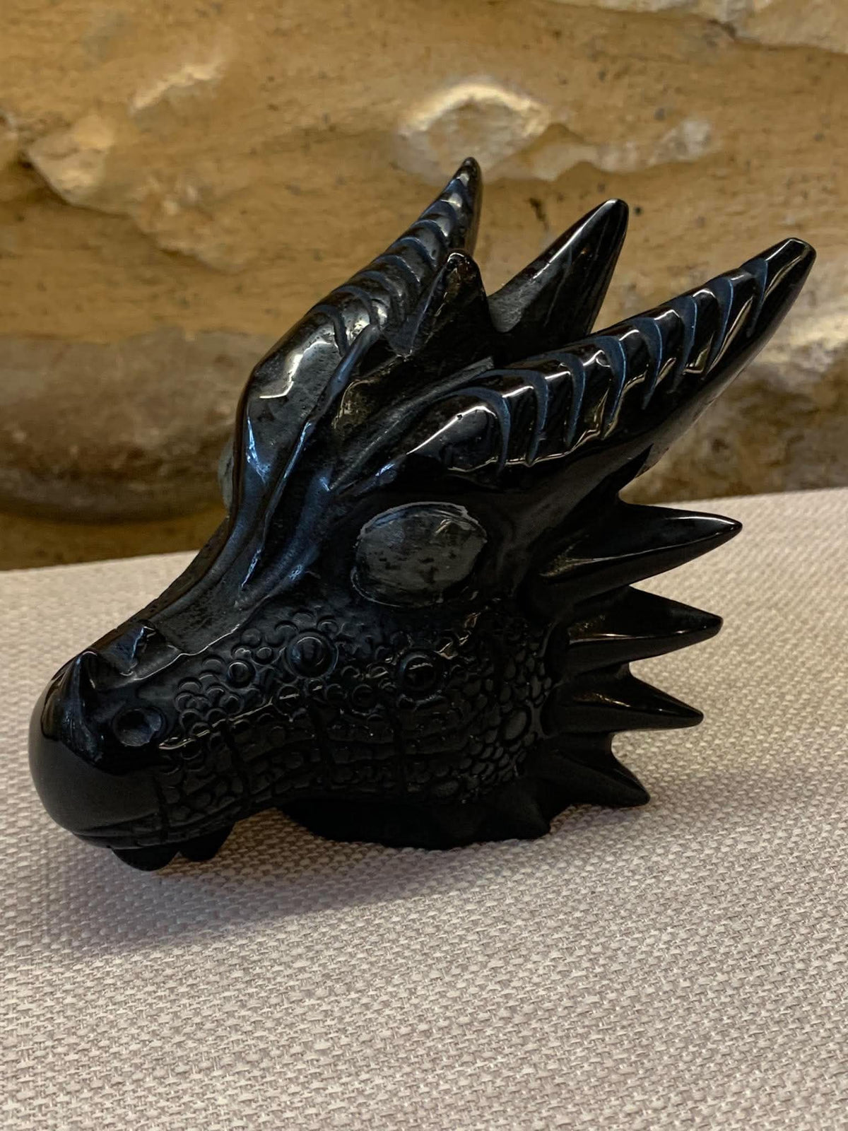 Crâne de dragon en obsidienne et labradorite