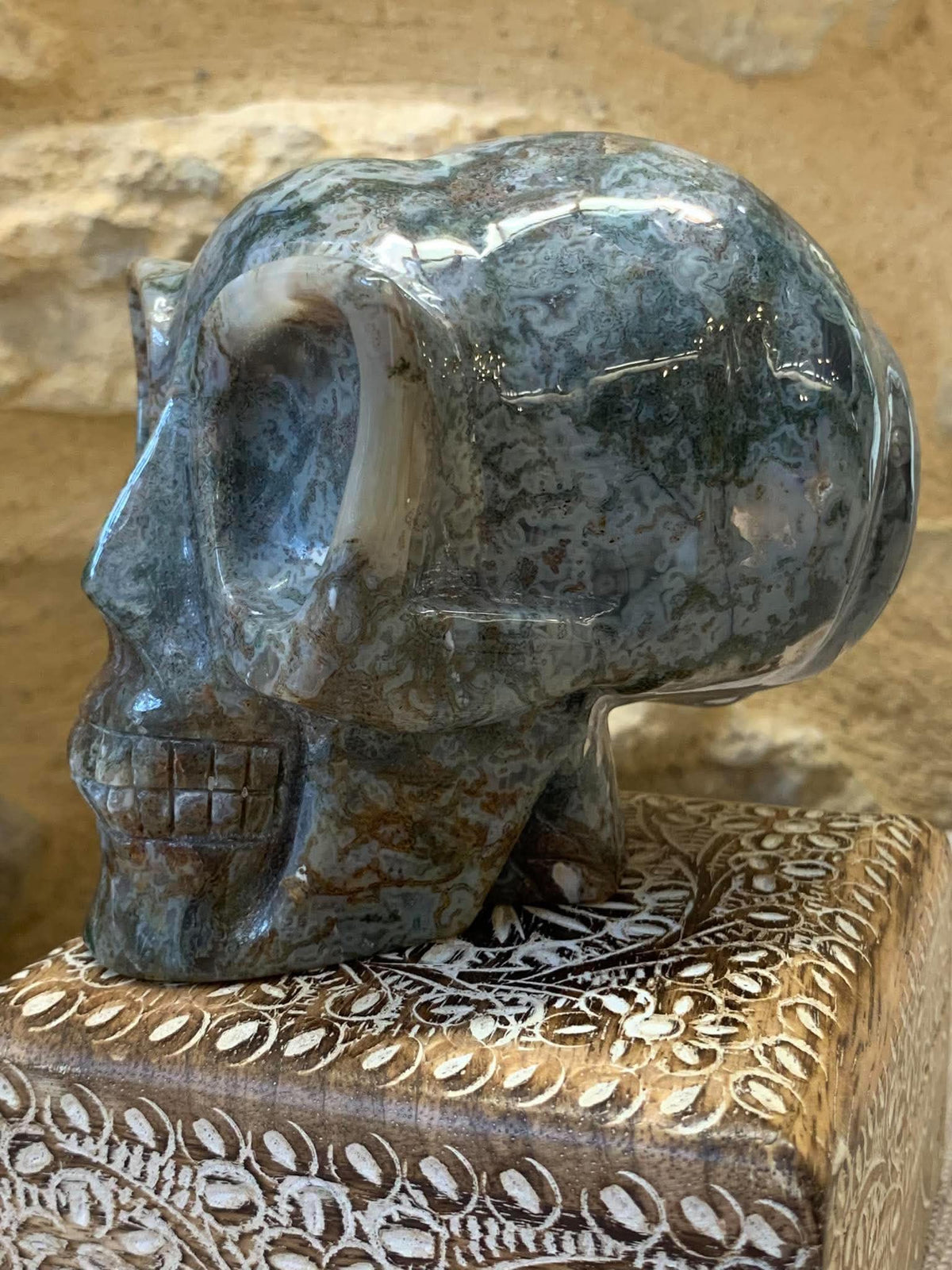 Crâne galactique en jaspe océan