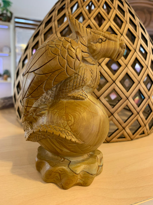 Dragon en bois fossilisé