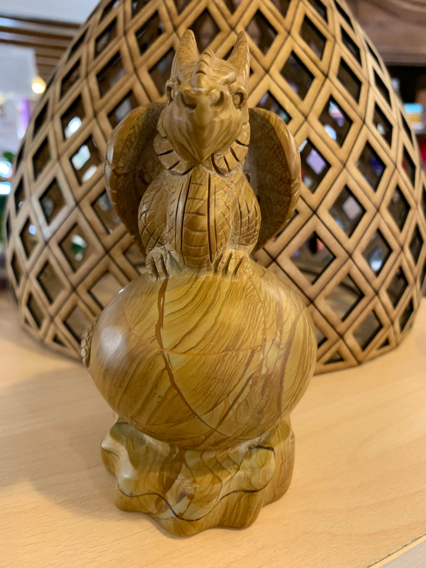 Dragon en bois fossilisé