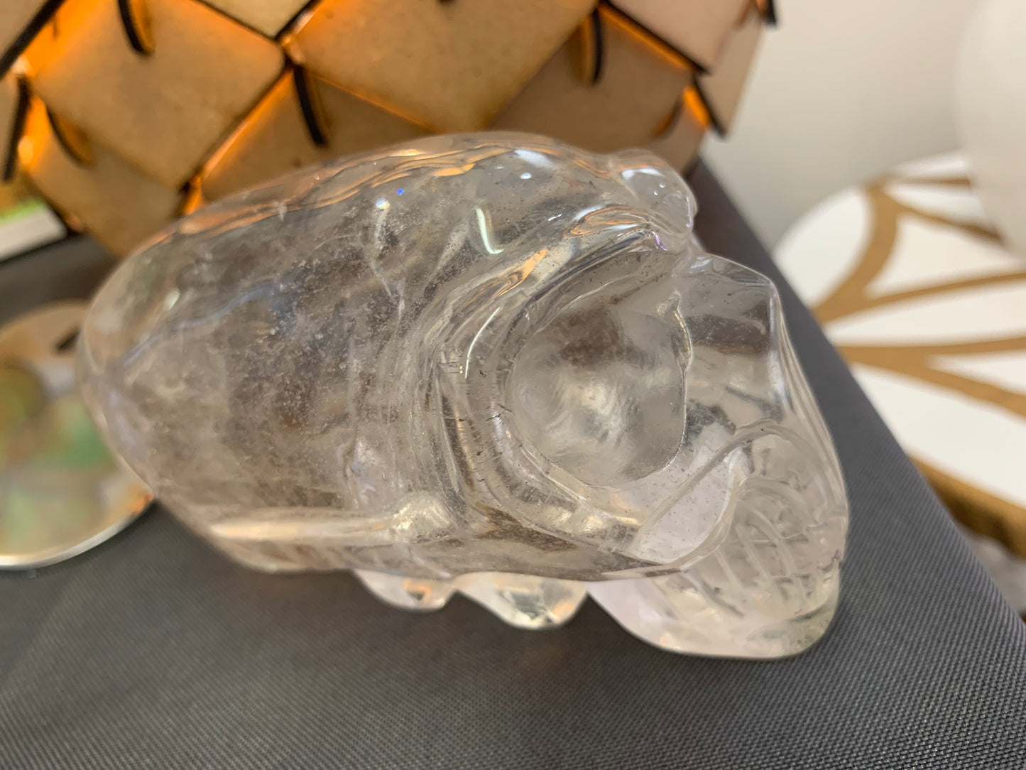 Crâne voyageur en cristal et inclusions de chlorite