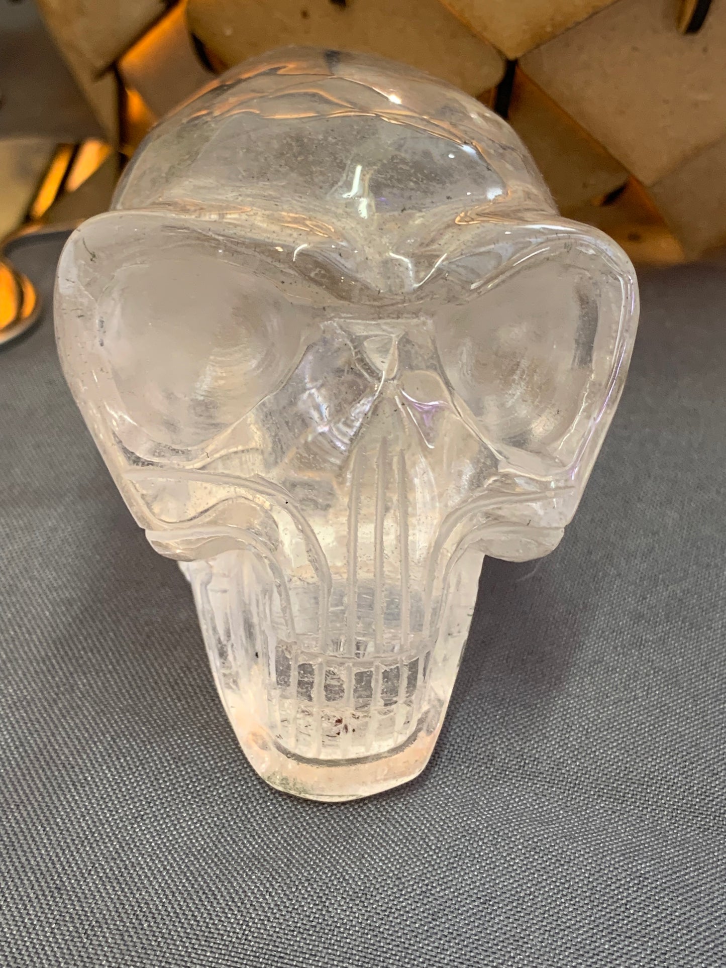 Crâne voyageur en cristal et inclusions de chlorite